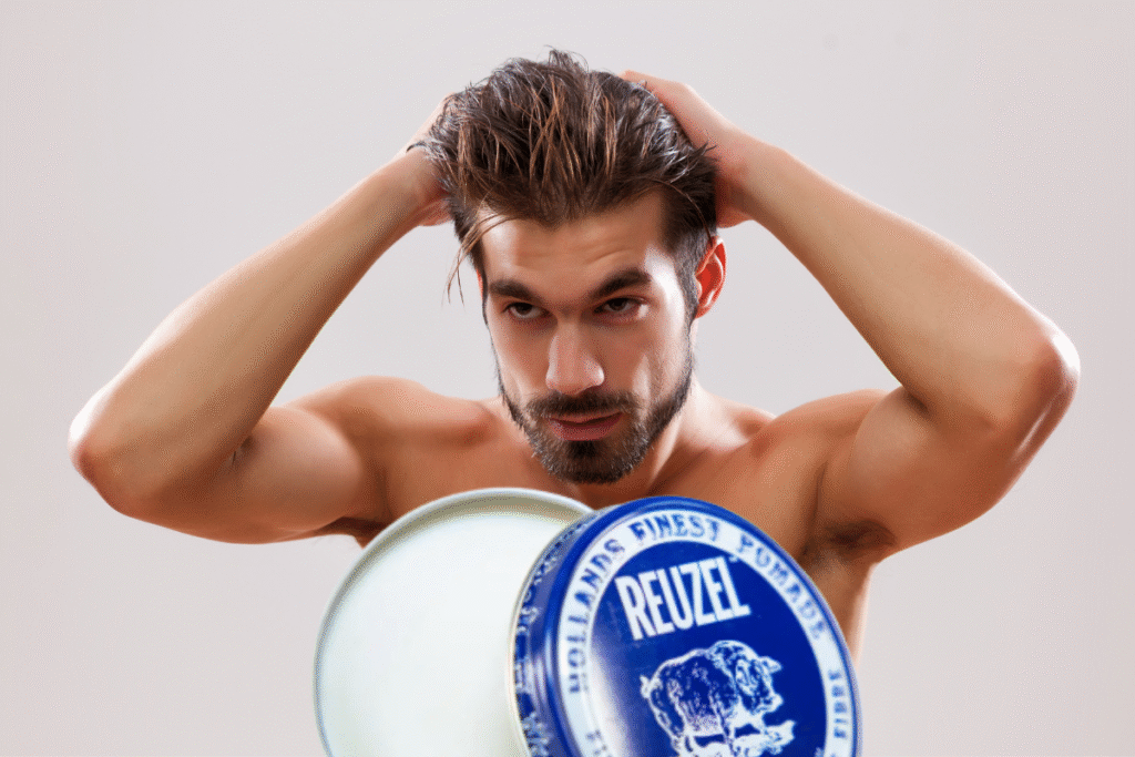 homme cheveux mi longs cire reuzel