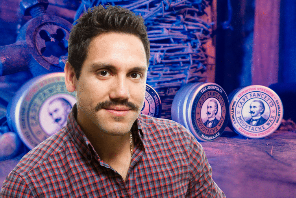 homme moustache septembre tenue nette captain fawcett